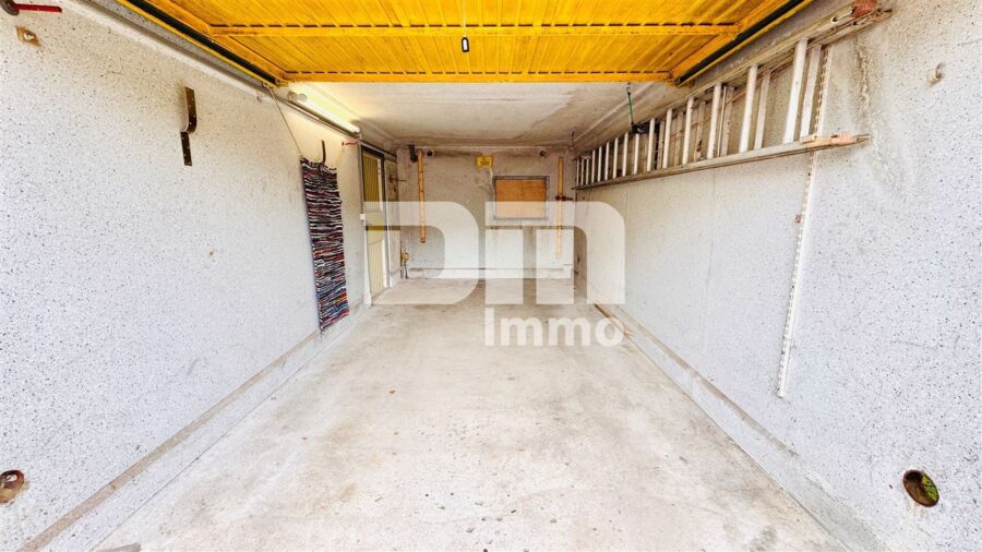 Modernisiertes Einfamilienhaus mit Einliegerwohnung, Wintergarten, Sauna und 2 Garagen - Garage 2